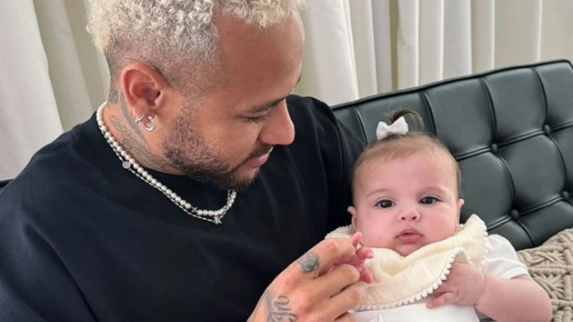 Fas comentam sobre ausencia da 3a filha de Neymar.webp