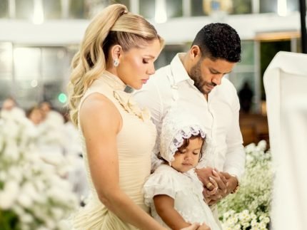 Filha cacula de Hulk Paraiba recebe batismo em cerimonia especial