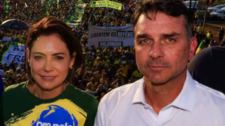 Flavio Bolsonaro reage apos Michelle o acusar de humilhacao.webp