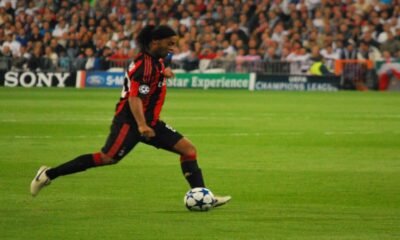 Gesto de Ronaldinho Gaucho durante o hino nacional chama atencao