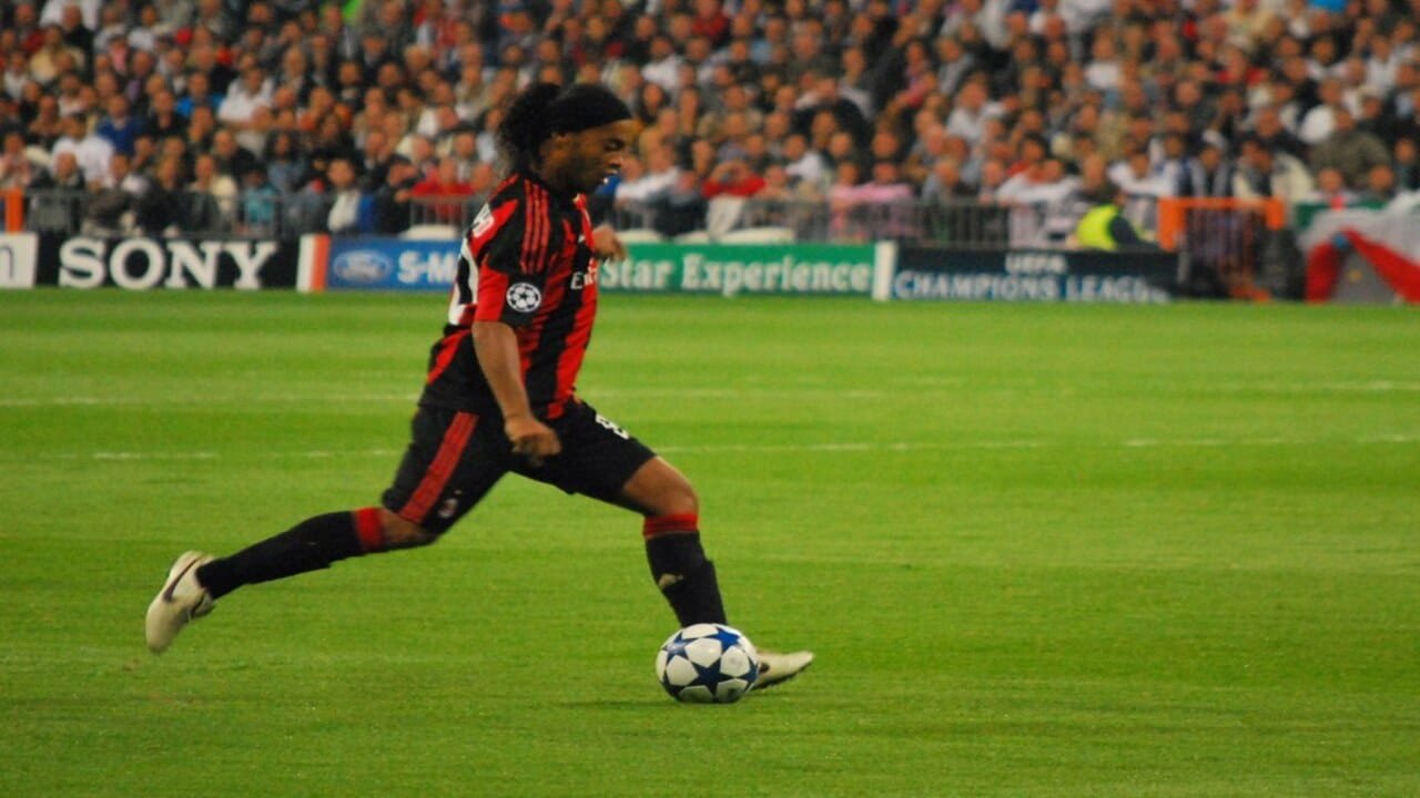 Gesto de Ronaldinho Gaucho durante o hino nacional chama atencao