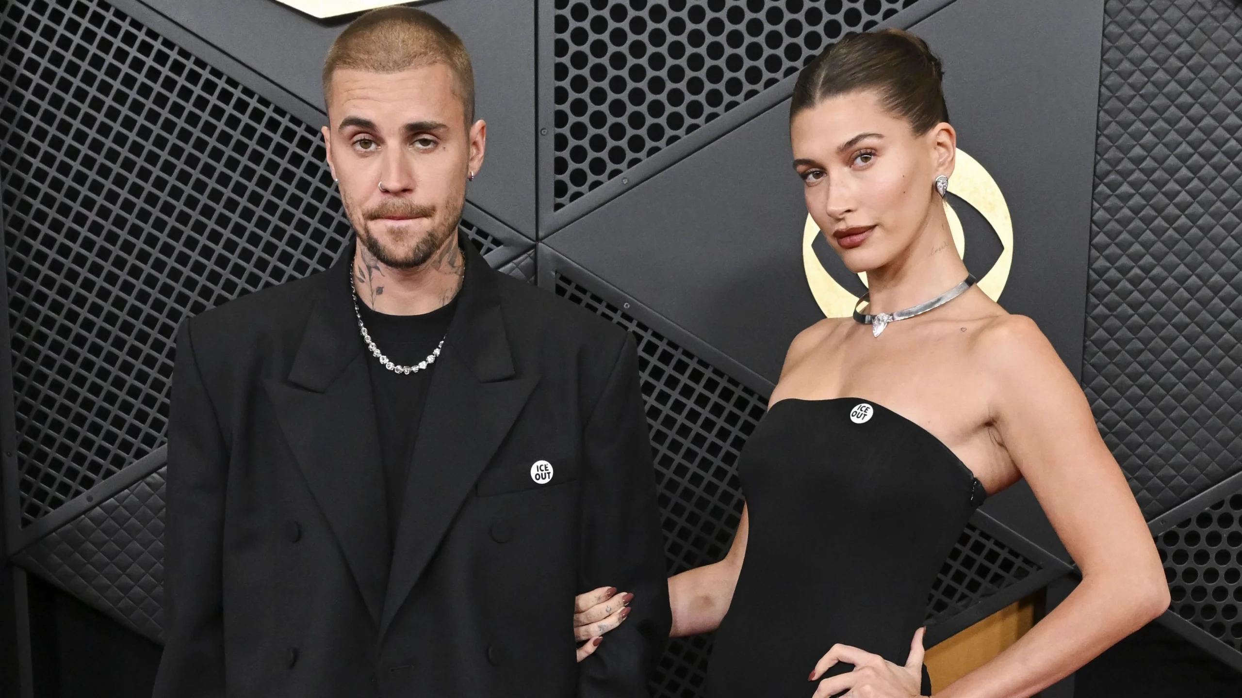 Hailey Bieber exibe tatuagem na virilha com nome de.webp