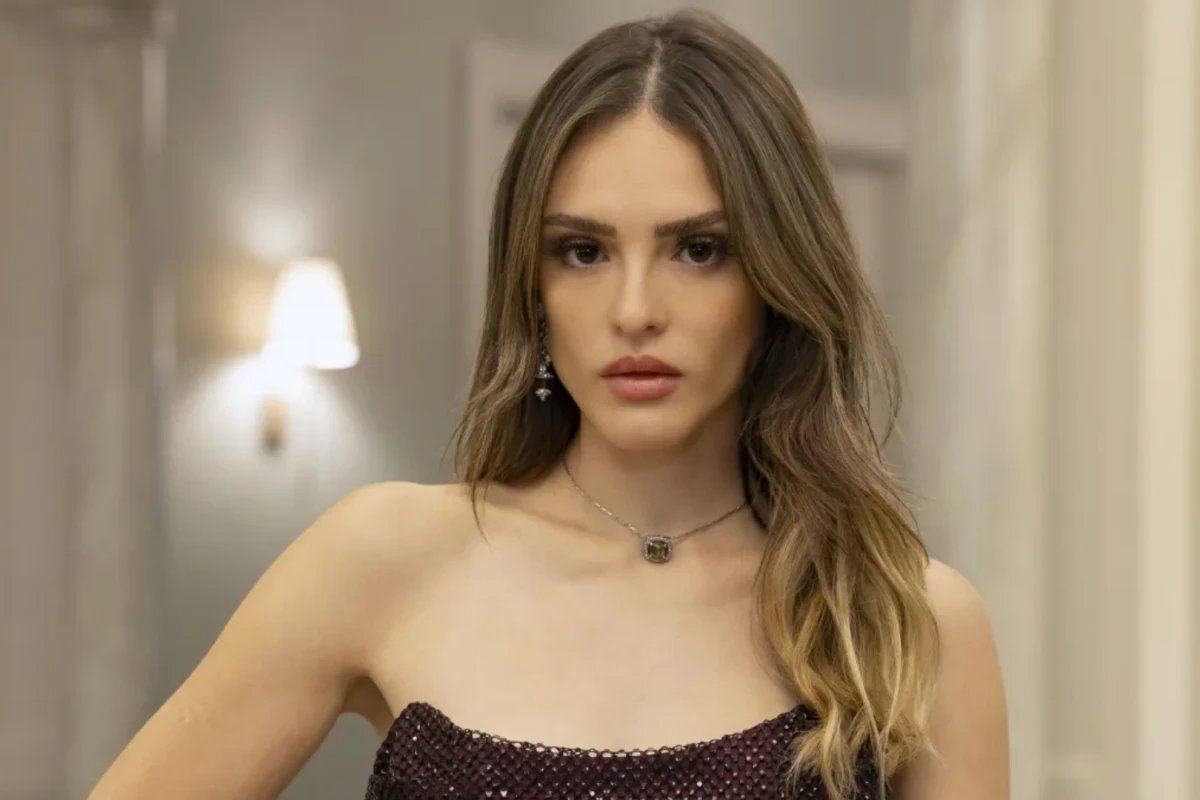 Isabelle Drummond e flagrada com acompanhante inusitado em shopping e