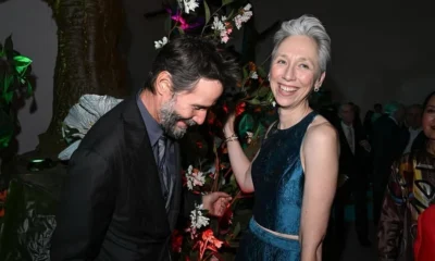 Keanu Reeves posa junto com namorada em evento em.webp