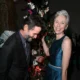 Keanu Reeves posa junto com namorada em evento em.webp