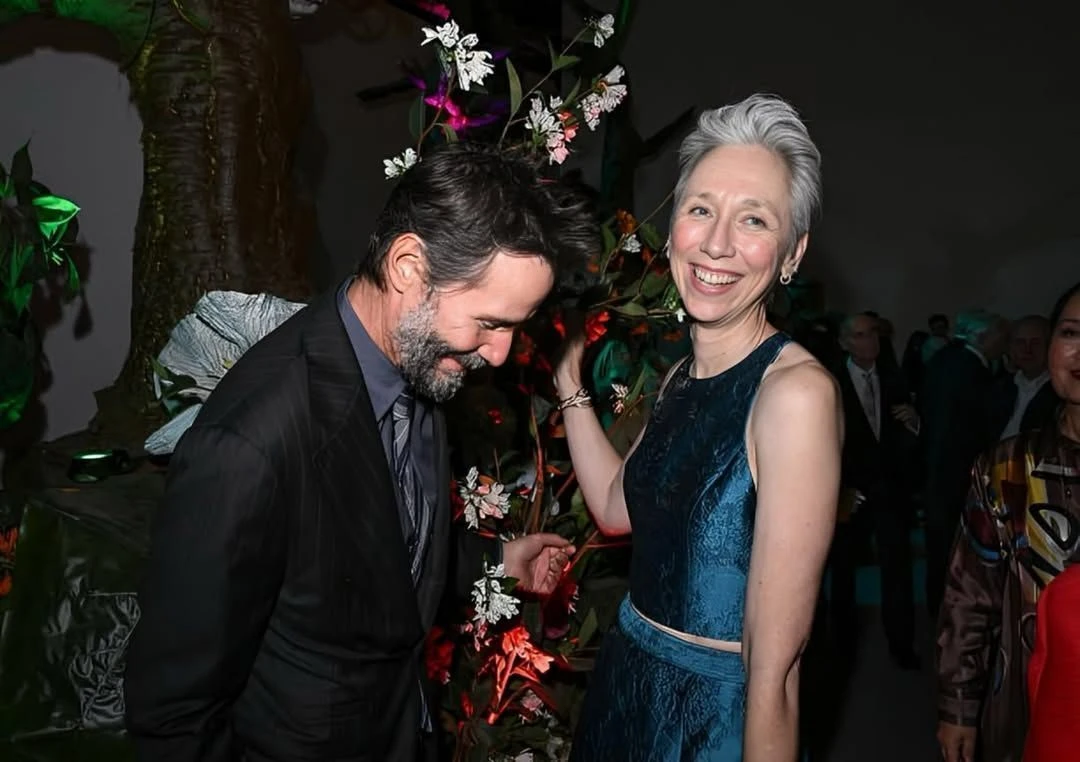 Keanu Reeves posa junto com namorada em evento em.webp