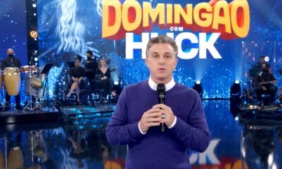 Luciano Huck e surpreendido apos parte do cenario ceder durante