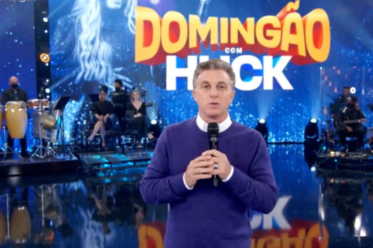Luciano Huck e surpreendido apos parte do cenario ceder durante