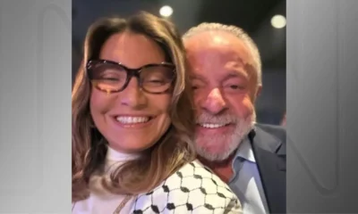 Lula e Janja trocam chinelos de presente de Dia.webp