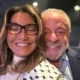 Lula e Janja trocam chinelos de presente de Dia.webp