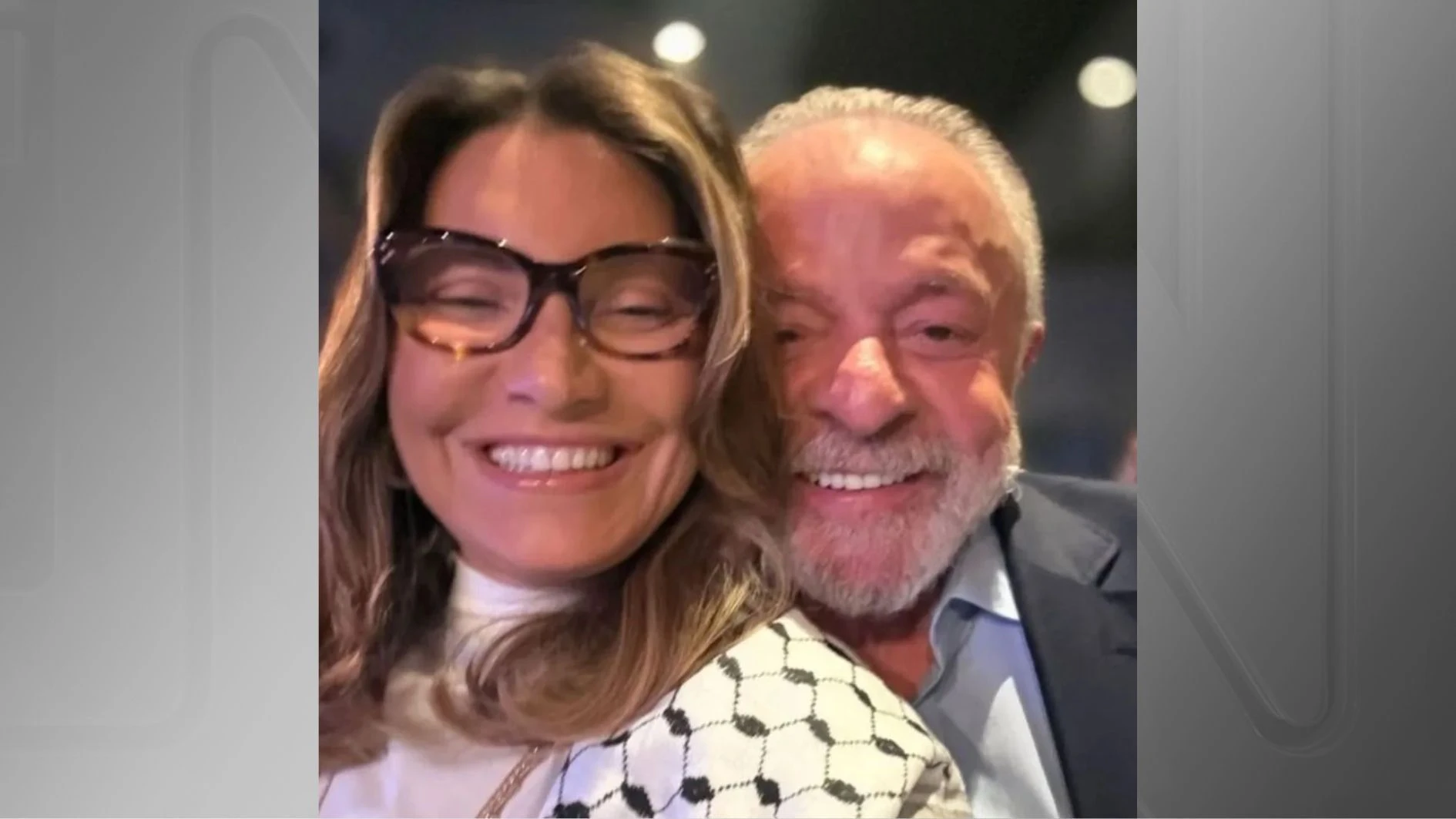 Lula e Janja trocam chinelos de presente de Dia.webp