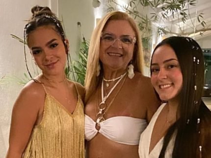 Mel Maia e a irma ganham diamante com cinzas da