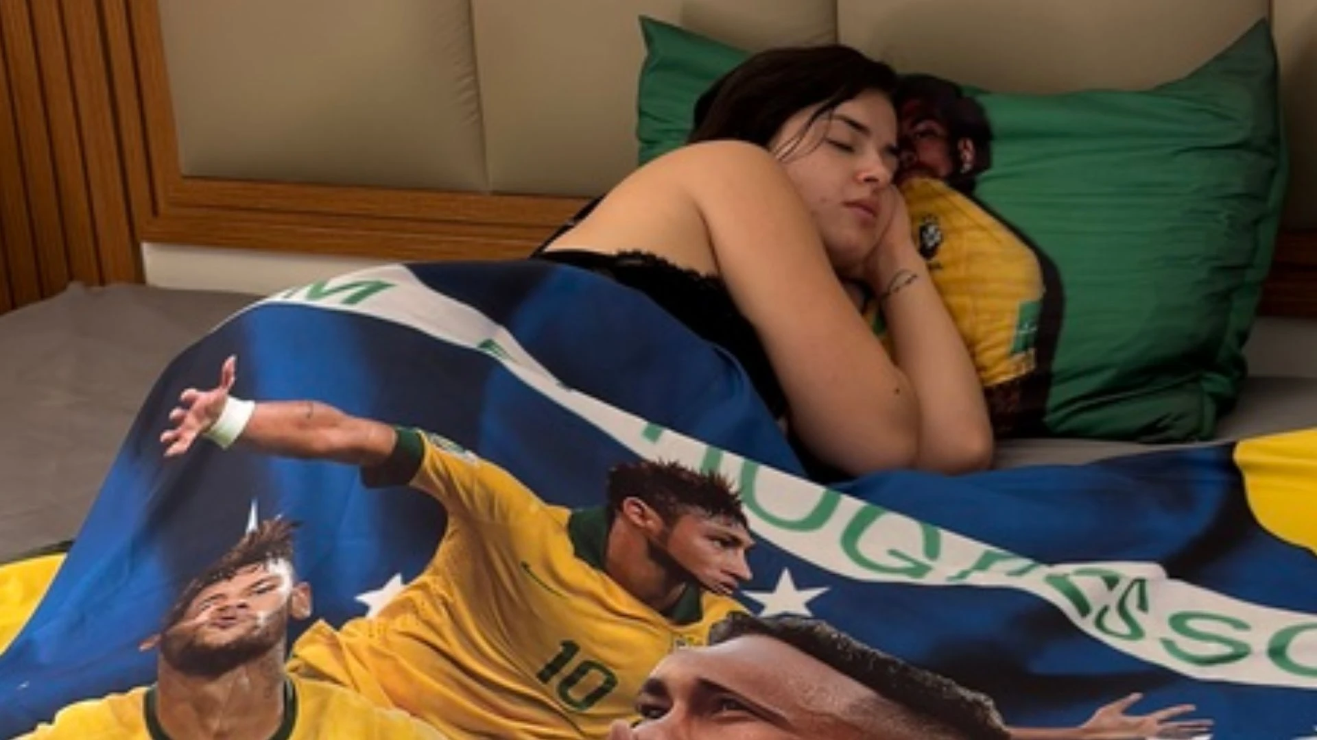 Modelo personaliza roupas de cama com fotos de Neymar.webp