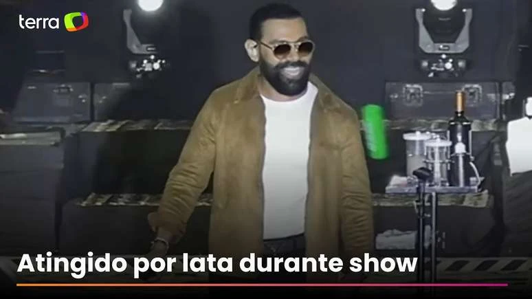 Pablo do Arrocha e atingido por lata em show.webp