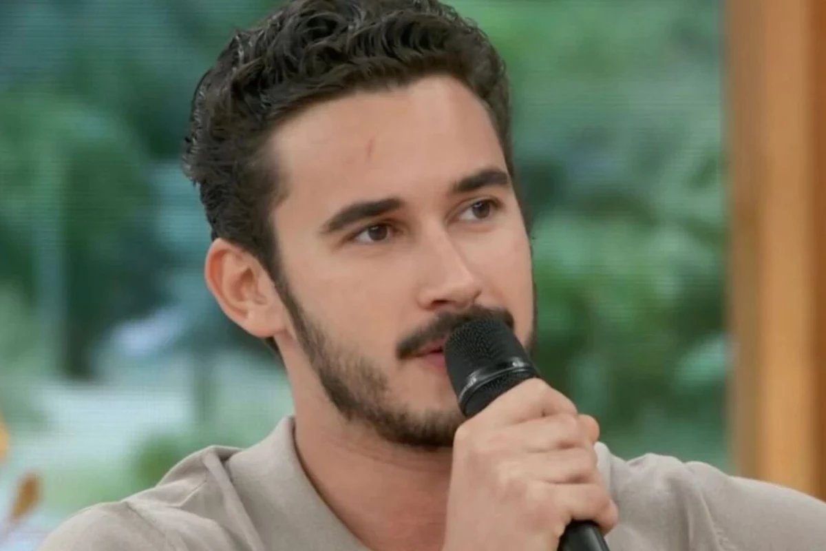 Protagonista de Coracao Acelerado assume romance com atriz apos meses