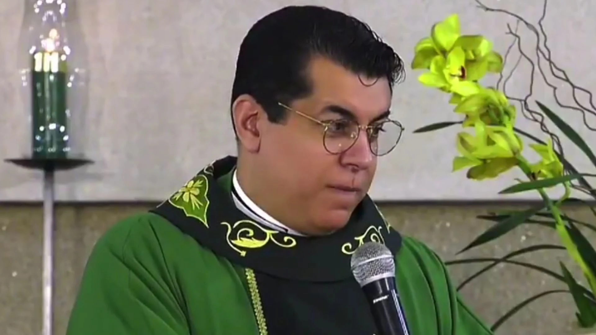 Quem e o padre que aconselhou noiva a cancelar.webp
