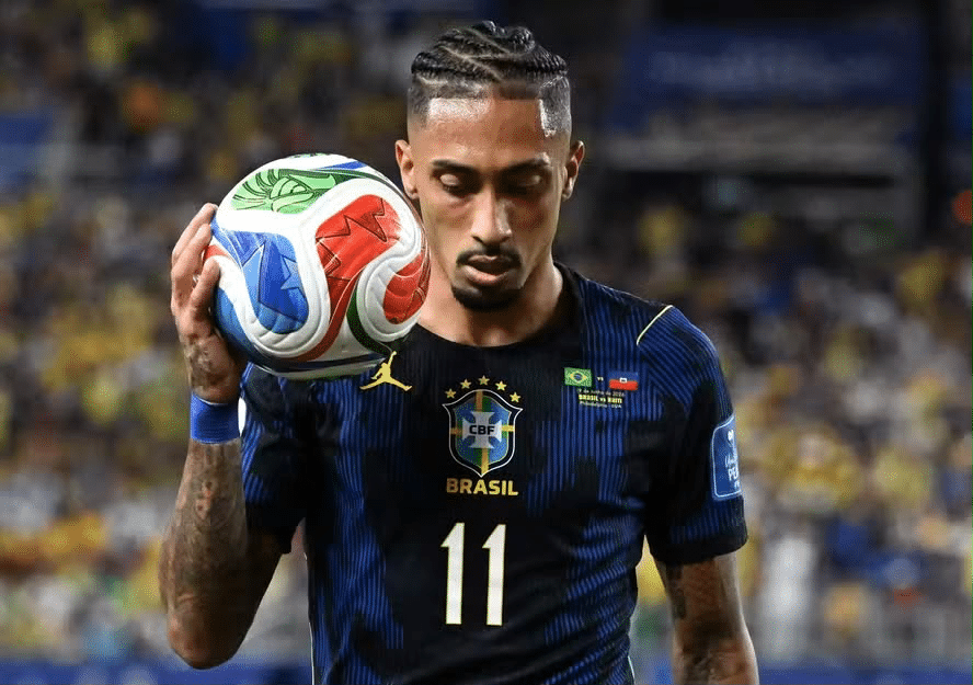 Raphinha fica fora da viagem da Selecao para duelo contra