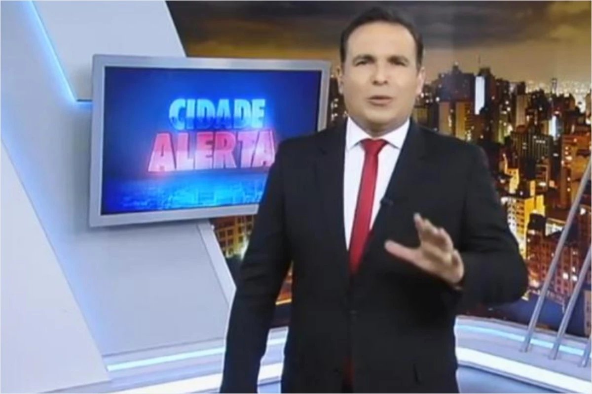 Video reporter da Record cai em buraco durante transmissao ao