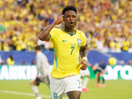 Vini Jr volta a celebrar atuacao pela Selecao ao som