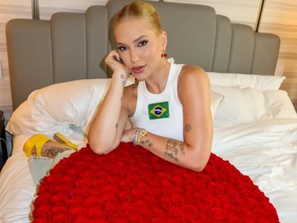 Virginia recebe flores no Dia dos Namorados e reacao de