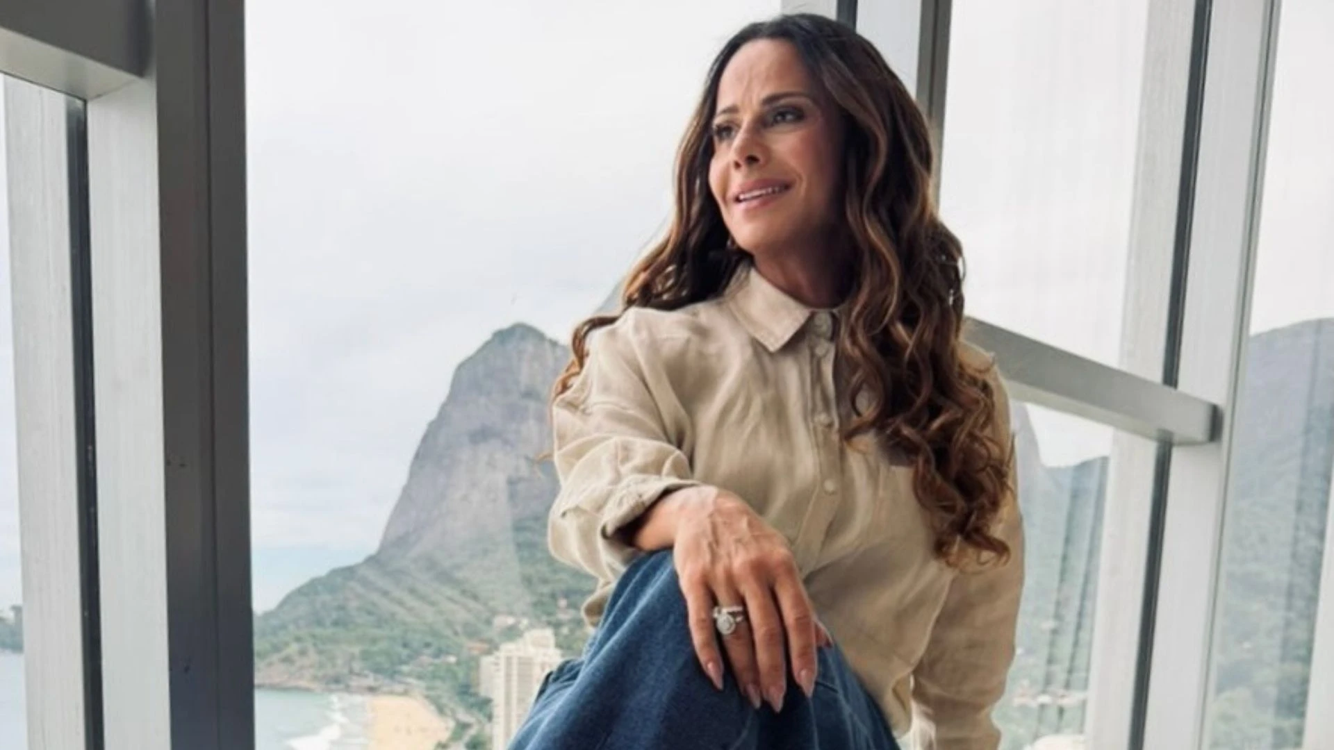 Viviane Araujo posa de biquini e reclama do frio.webp