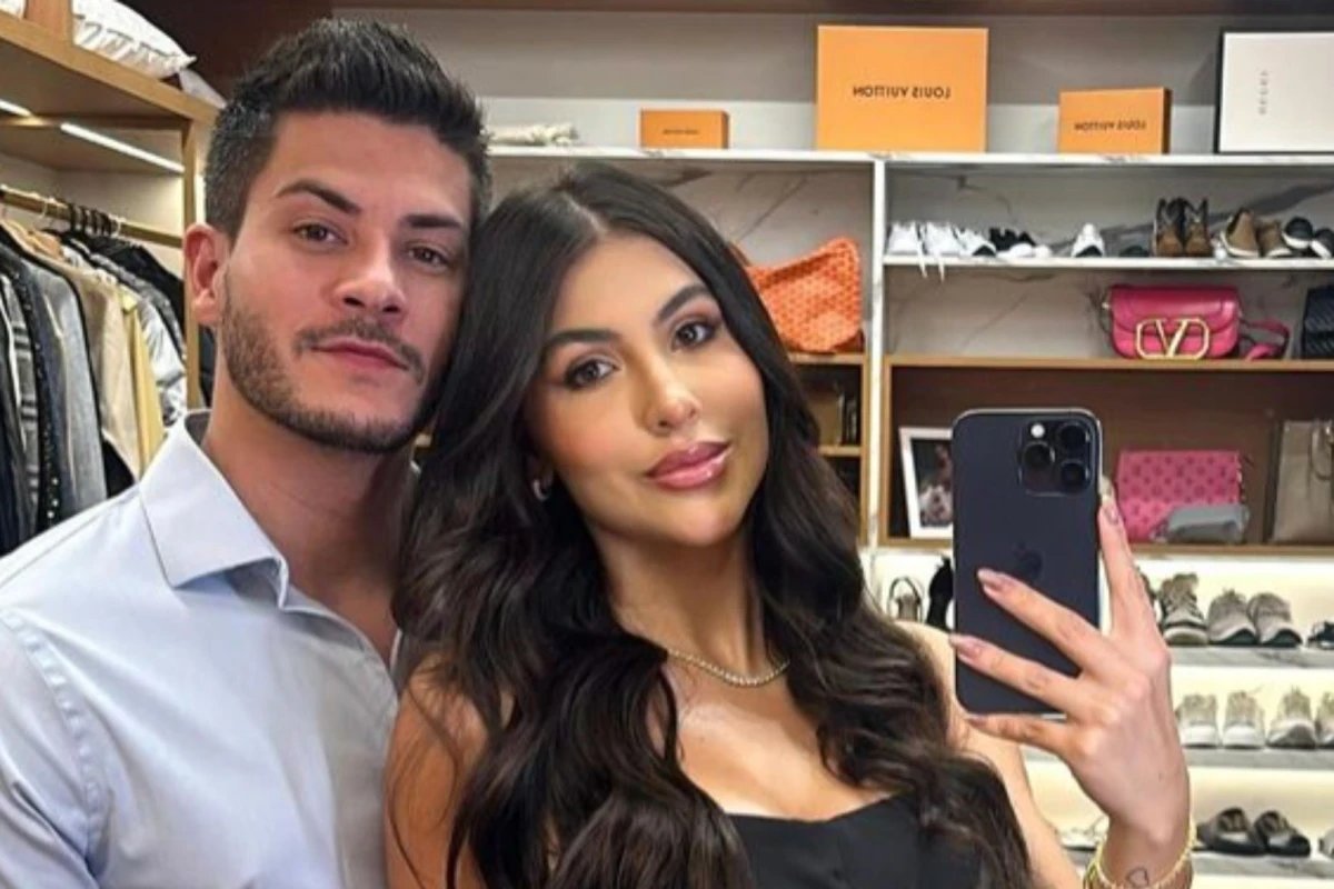 Apos dois anos juntos Arthur Aguiar e Jheny Santucci selam