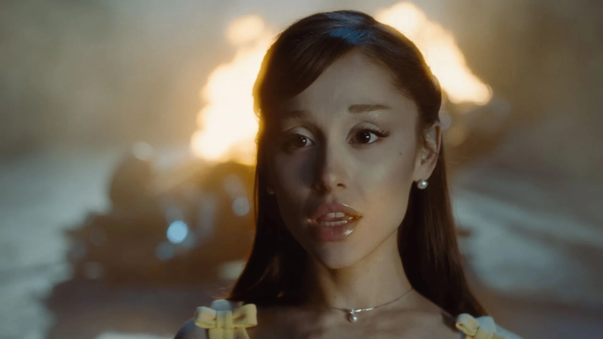 Ariana Grande processa hackers por roubo de conteudo inedito.webp