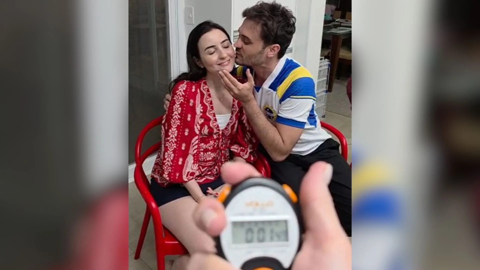 Brasileiro entra no Guinness apos dar 195 beijos na.webp