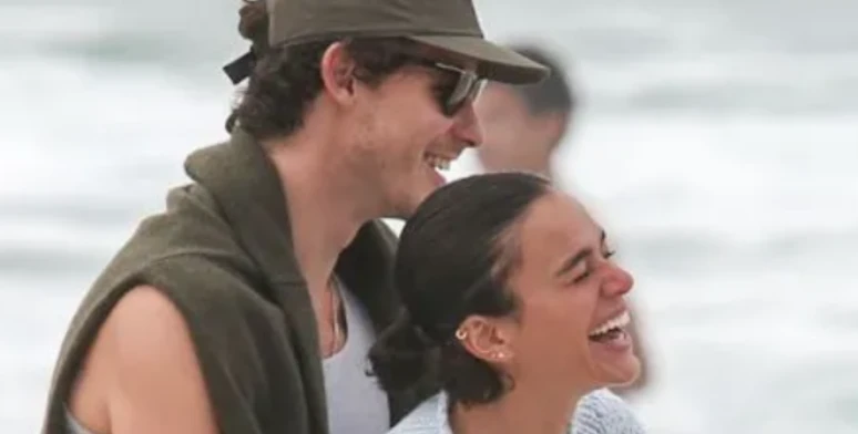 Bruna Marquezine e Shawn Mendes sao flagrados curtindo praia.webp