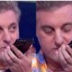 Celular de Luciano Huck toca ao vivo no Domingao com