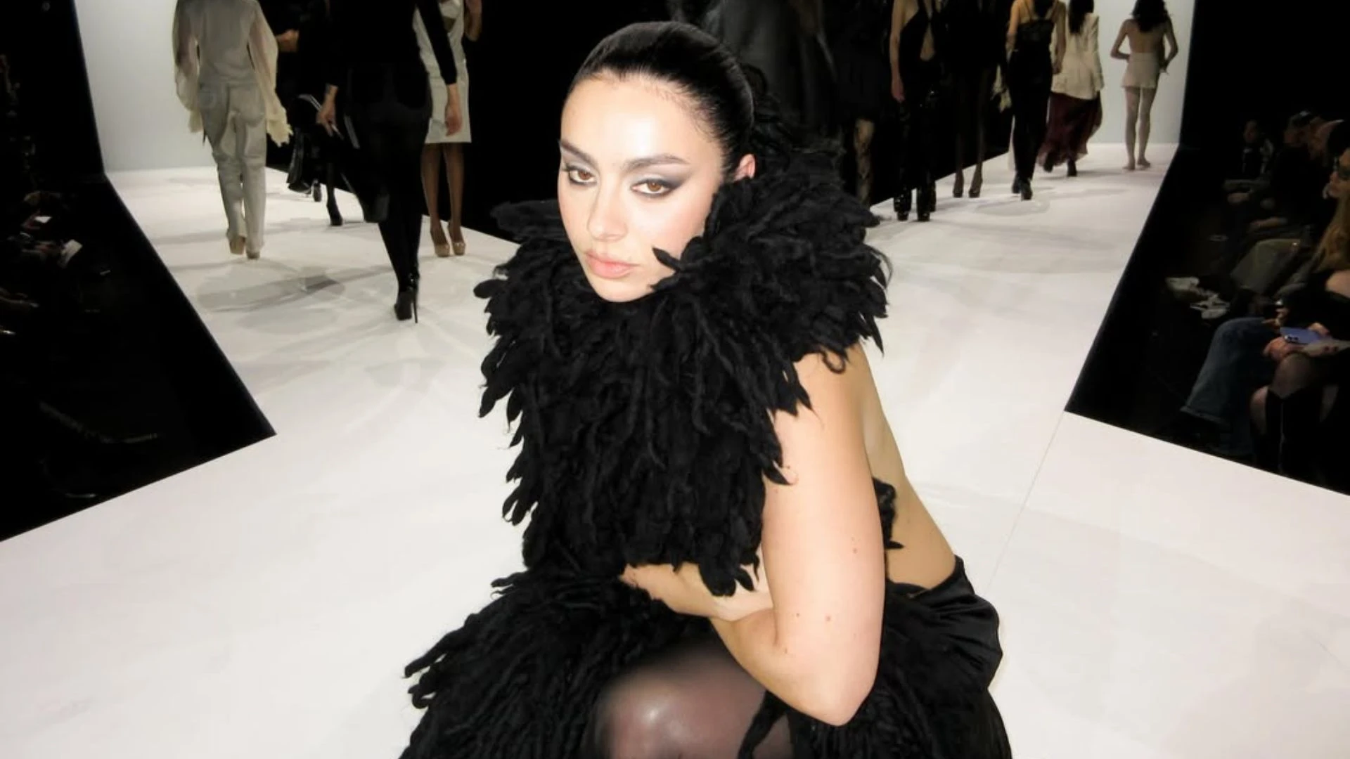 Charli XCX anuncia audicao de Music Fashion Film em.webp