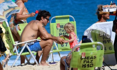 Chay Suede curte praia com filha em dia de.webp