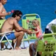 Chay Suede curte praia com filha em dia de.webp