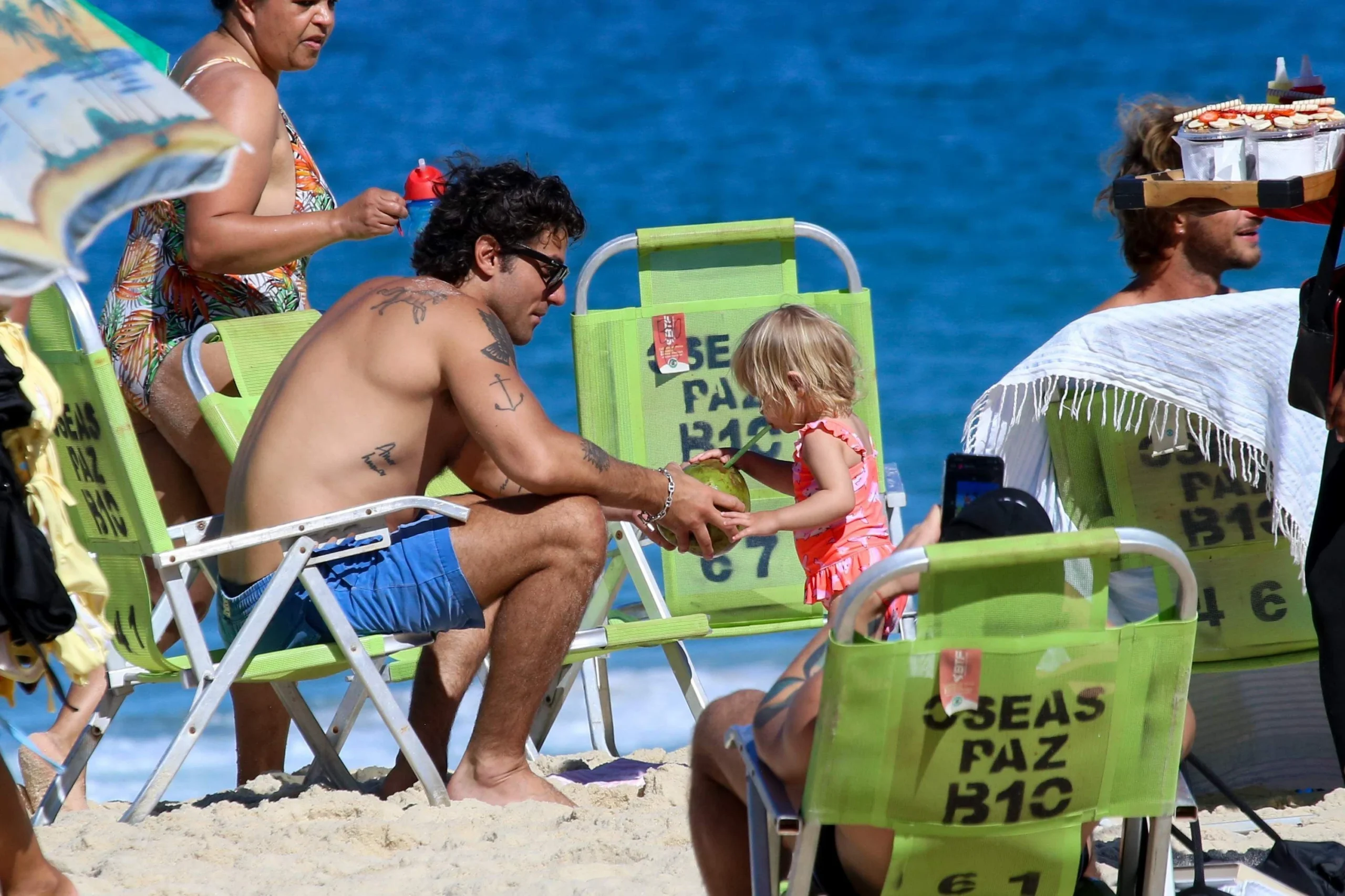Chay Suede curte praia com filha em dia de.webp