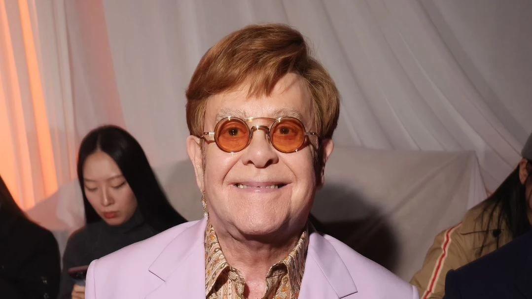 Elton John fecha acordo milionario para shows em holograma.webp
