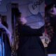 Espectadora arremessa cadeira contra humorista durante show e plateia reage