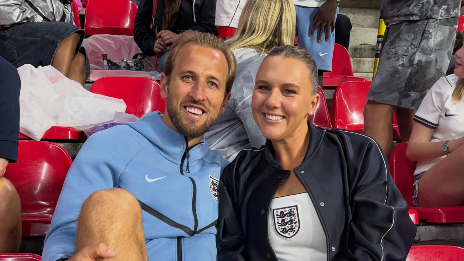 Esposa de Harry Kane assiste semifinal da Copa com.webp