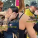 Ferrugem e esposa se emocionam com ida de filha.webp