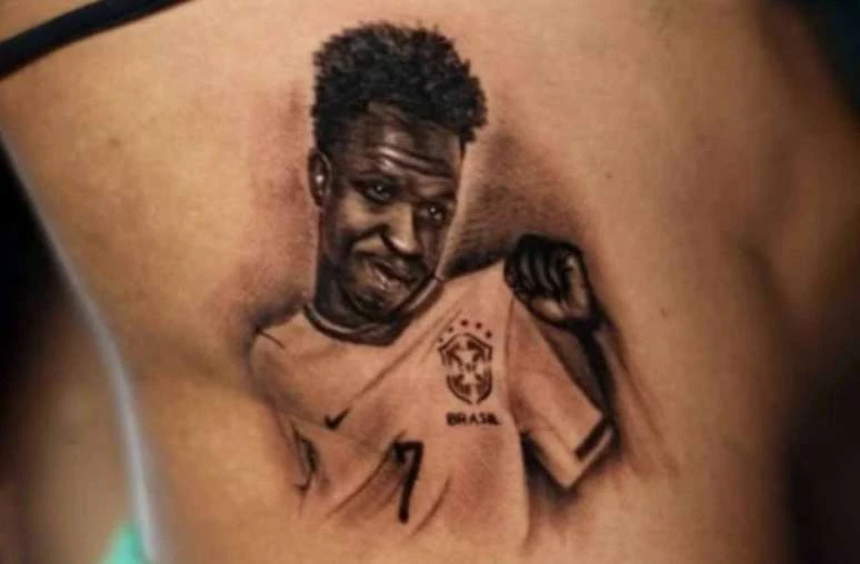 Influenciadora diz que se arrependeu de tatuagem em homenagem.webp