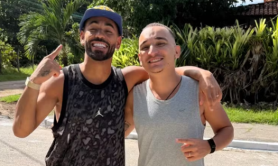 Joao Gomes presenteia Matheus Cunha apos homenagem na Copa Agradecer