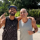 Joao Gomes presenteia Matheus Cunha apos homenagem na Copa Agradecer