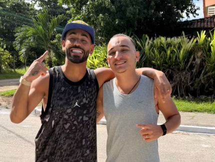 Joao Gomes presenteia Matheus Cunha apos homenagem na Copa Agradecer