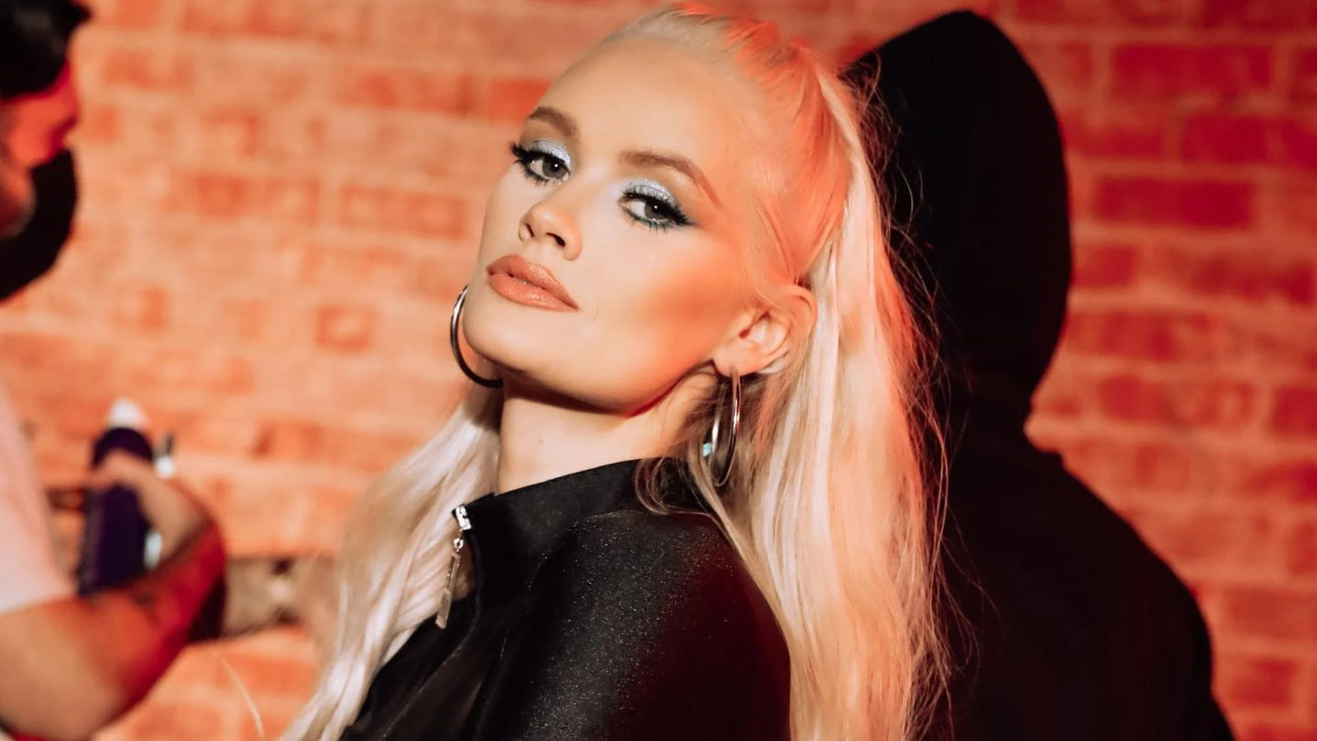 Lauren Bennett cantora do GRL morre aos 37 anos.webp