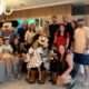 Leo Pereira e Karoline Lima reunem familia para dia na