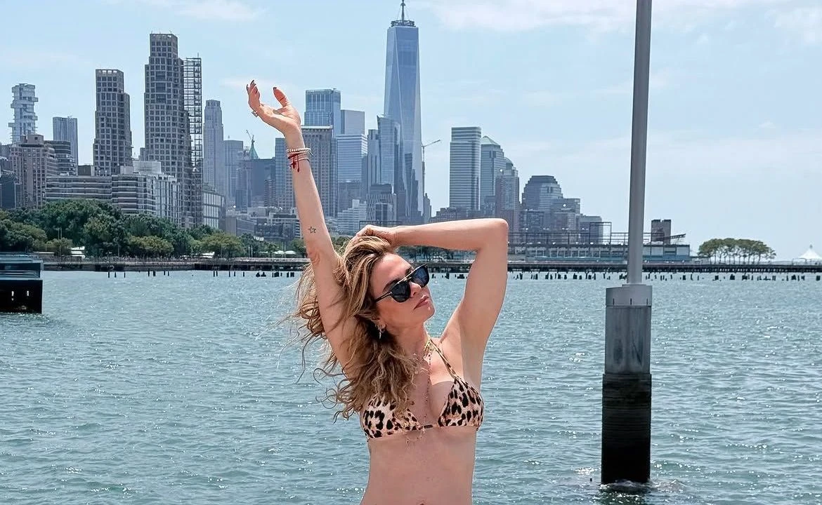 Luciana Gimenez curte praia em Manhattan Feliz no simples.webp