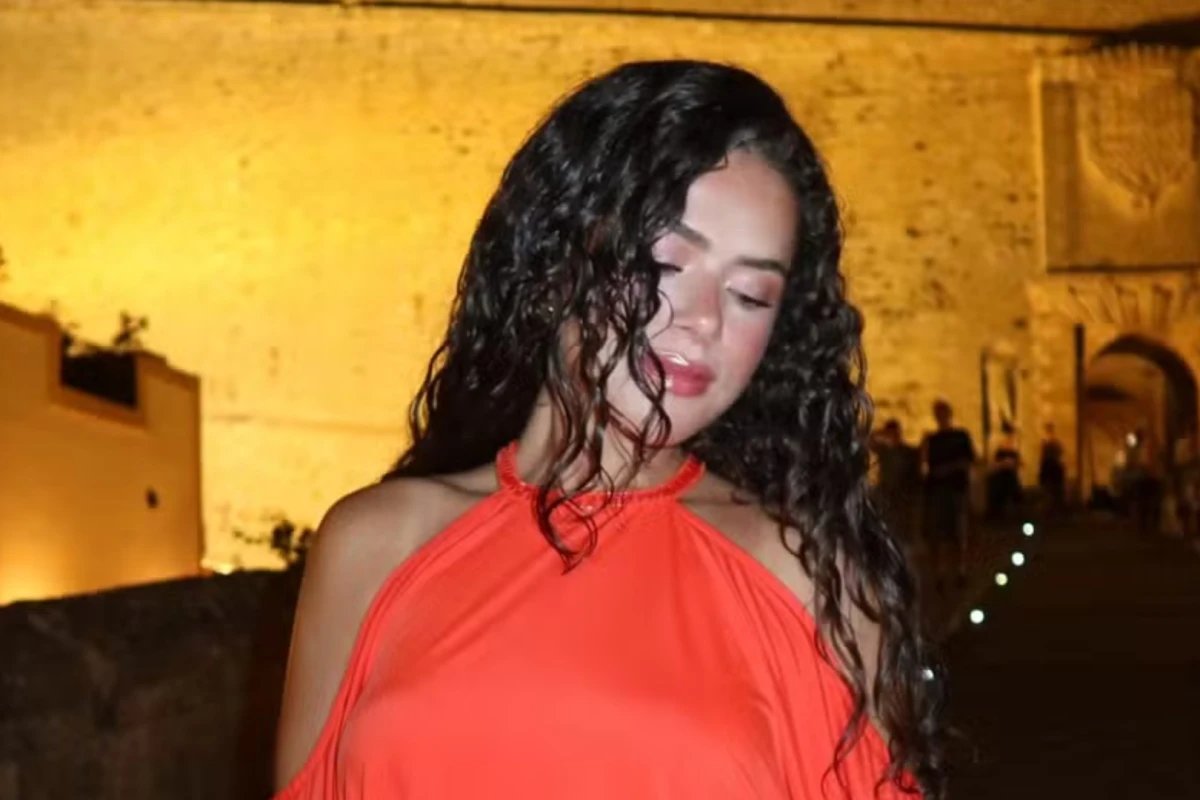 Maisa Silva causa alvoroco na internet ao surgir com look