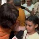 Menina emociona reporter da Globo ao relembrar mae falecida durante