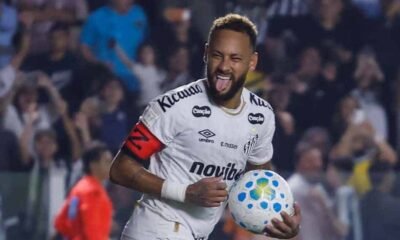 Neymar marca duas vezes em retorno ao Santos apos Copa