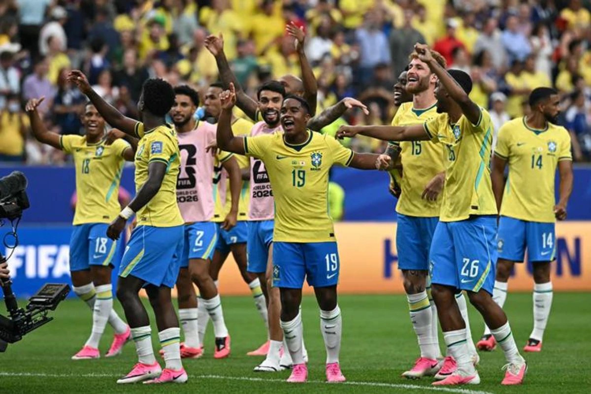 Papai na area Jogador da Selecao Brasileira anuncia que familia