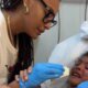 Sheron Menezzes passa susto no hospital com filho e se